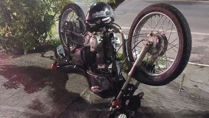 Motorista foge após colidir com motos e deixar três pessoas feridas em SC