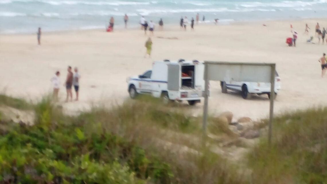 Corpo é encontrado dentro de mala presa entre pedras em praia de SC