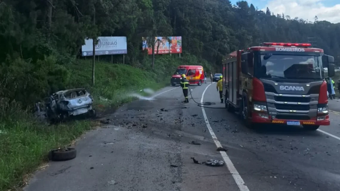 Homem e criança morrem após carro pegar fogo em SC