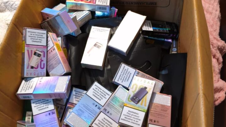 PF prende uma pessoa e apreende centenas de produtos em operação de combate ao contrabando no Vale do Itajaí