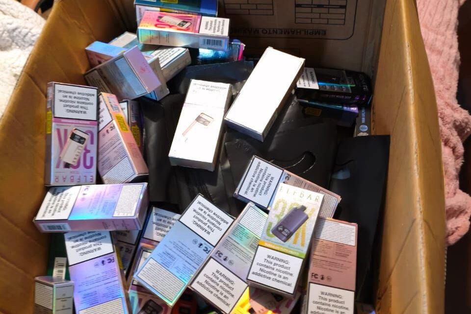 PF prende uma pessoa e apreende centenas de produtos em operação de combate ao contrabando no Vale do Itajaí