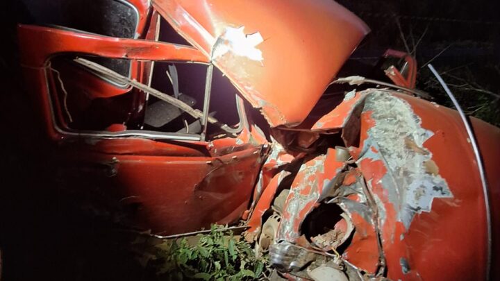 Motorista de Fusca fica gravemente ferido após saída de pista na SC-161 em Anchieta