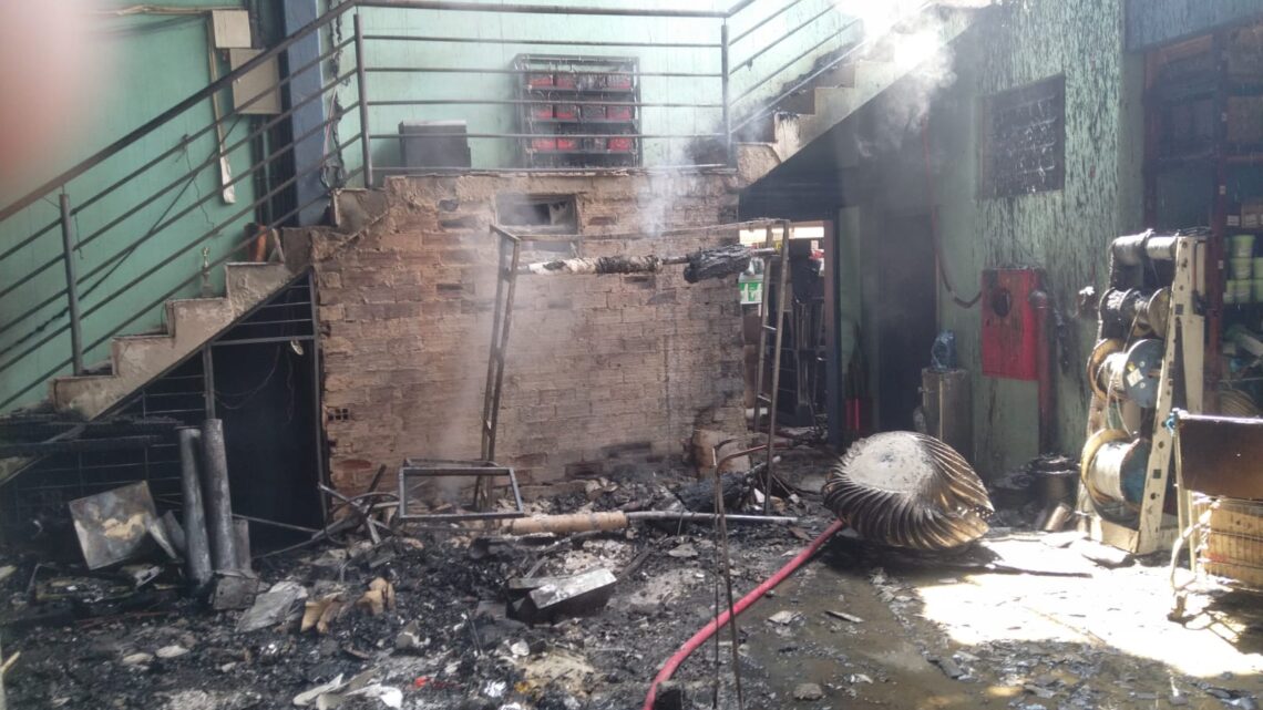 Incêndio em empresa de materiais de construção mobiliza apoio do Corpo de Bombeiros em Coronel Freitas