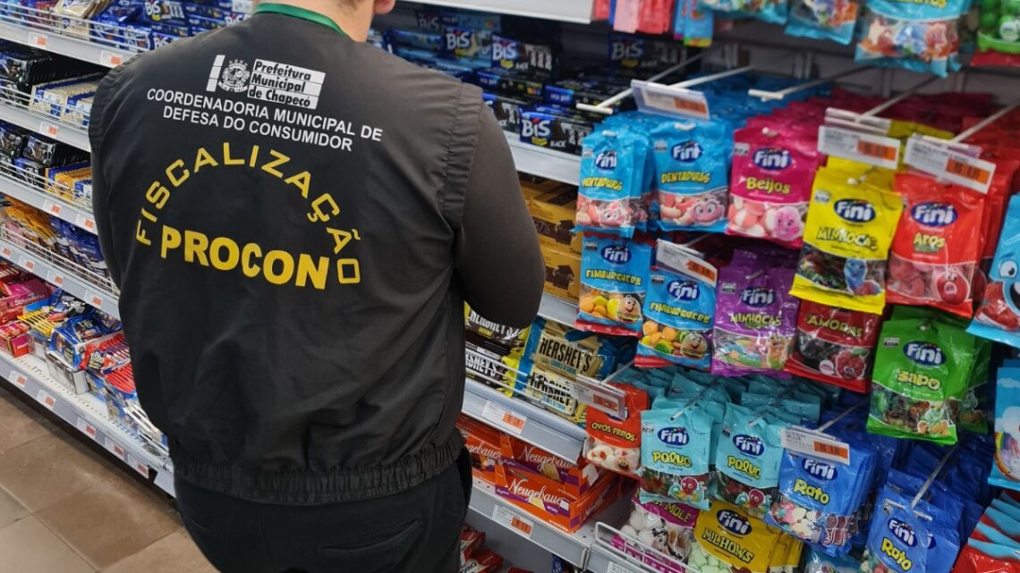 Procon de Chapecó identifica variações de cerca de 50% nos bombons e espumante