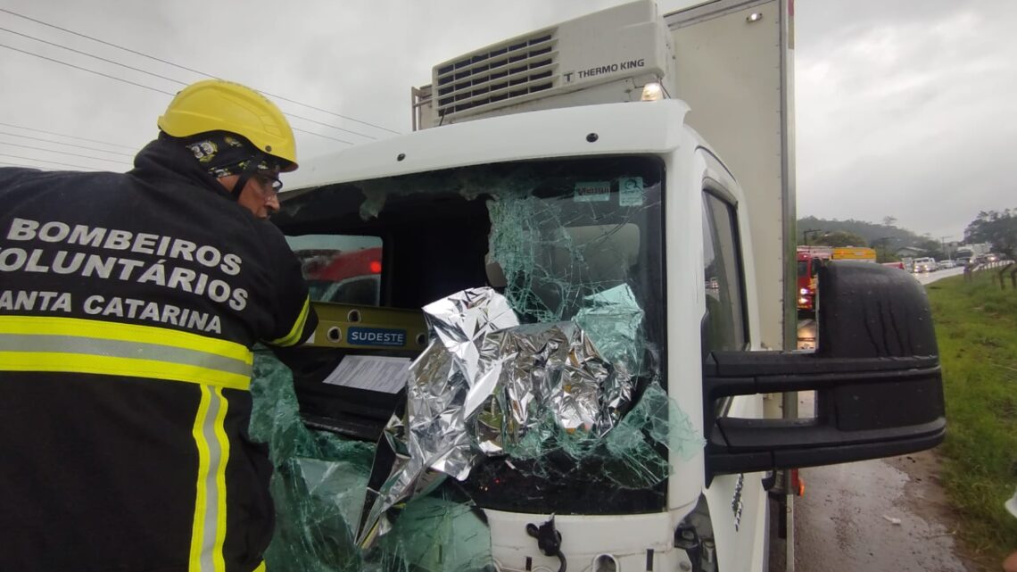 Motorista perde a vida após ser atingido por escada durante batida frontal na Rodovia Jorge Lacerda