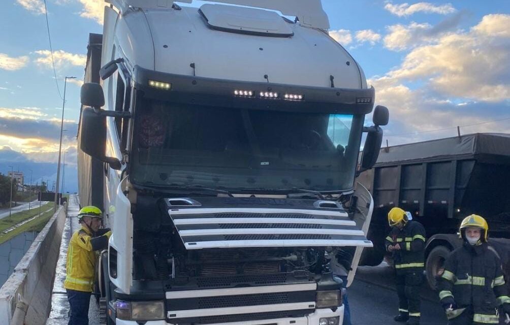 Incêndio em carreta mobiliza bombeiros na BR-282 em Xanxerê