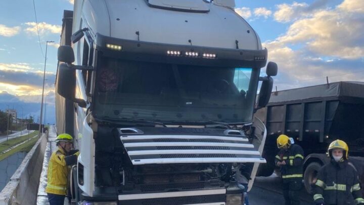 Incêndio em carreta mobiliza bombeiros na BR-282 em Xanxerê