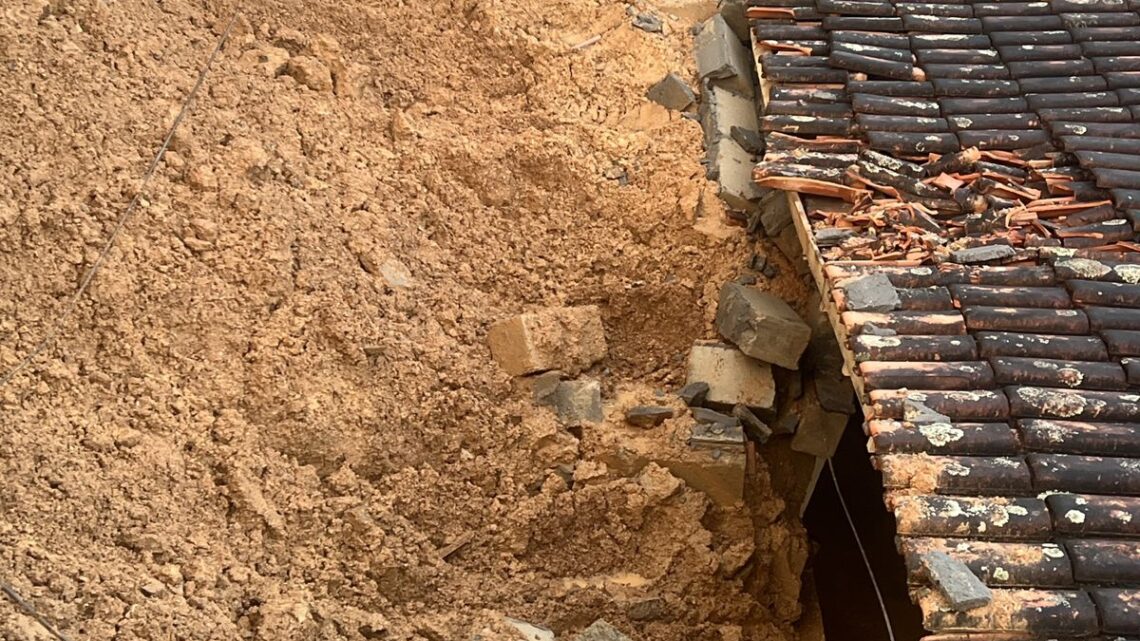 Queda de muro força família a deixar casa durante fortes chuvas no Sul de SC