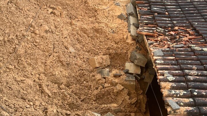 Queda de muro força família a deixar casa durante fortes chuvas no Sul de SC