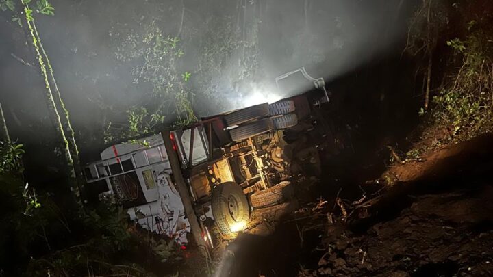 Caminhão sai da pista e capota em ribanceira na SC-155 em Seara