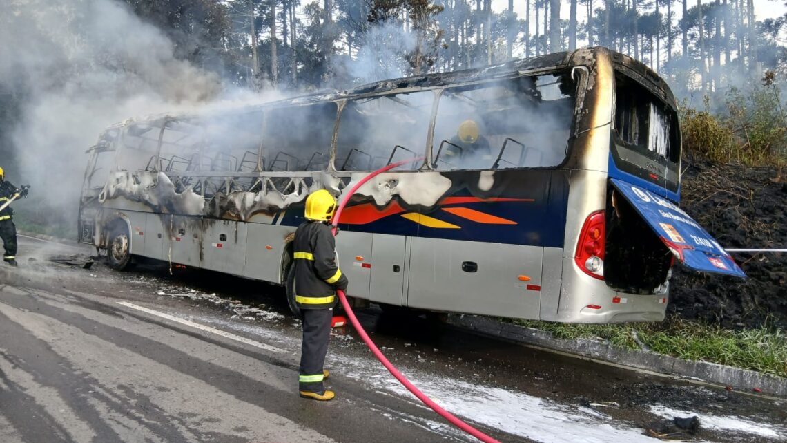 Incêndio destrói ônibus na SC-418 em Campo Alegre