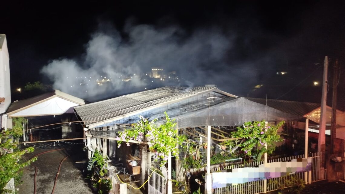 Incêndio atinge duas edificações durante a madrugada em Maravilha