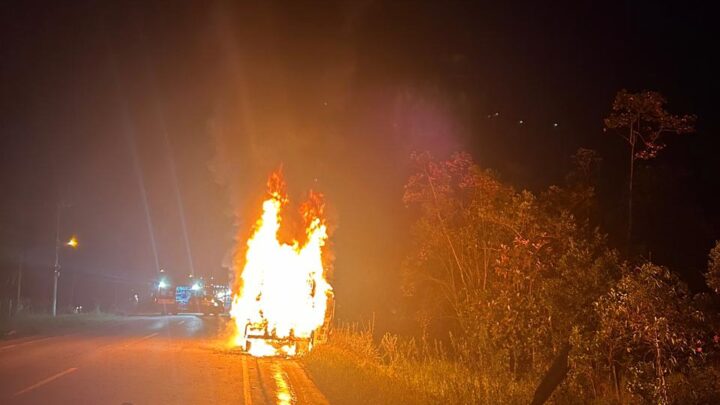 Caminhão pega fogo no Contorno Sul e fica totalmente destruído em Garuva