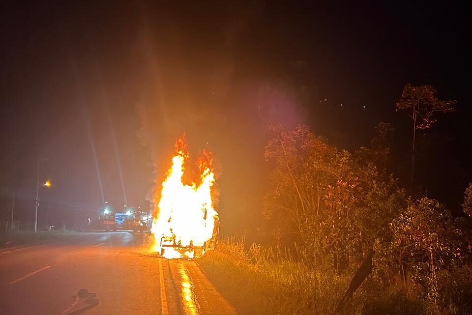 Caminhão pega fogo no Contorno Sul e fica totalmente destruído em Garuva