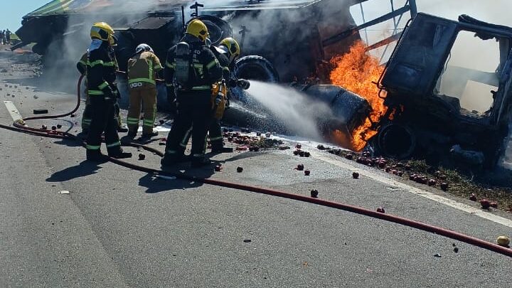 Carreta carregada com cebolas é destruída por incêndio na BR-101 em Jaguaruna