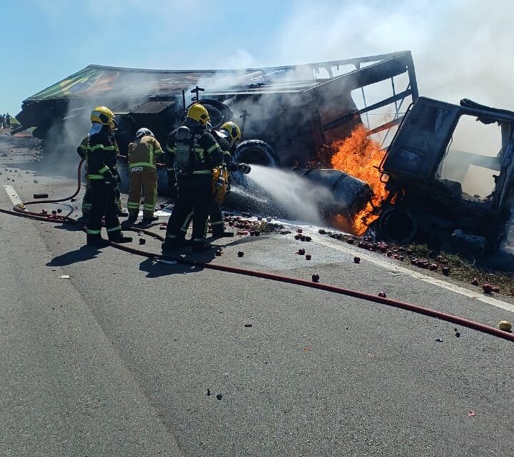 Carreta carregada com cebolas é destruída por incêndio na BR-101 em Jaguaruna