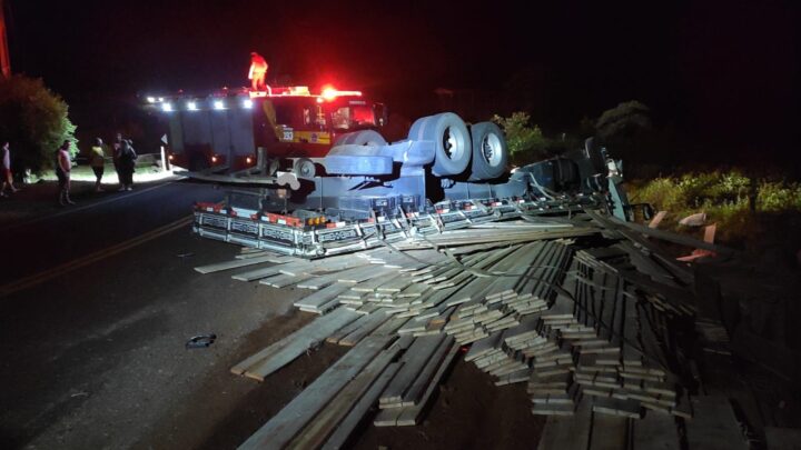 Capotamento de caminhão deixa duas pessoas feridas no interior de Quilombo