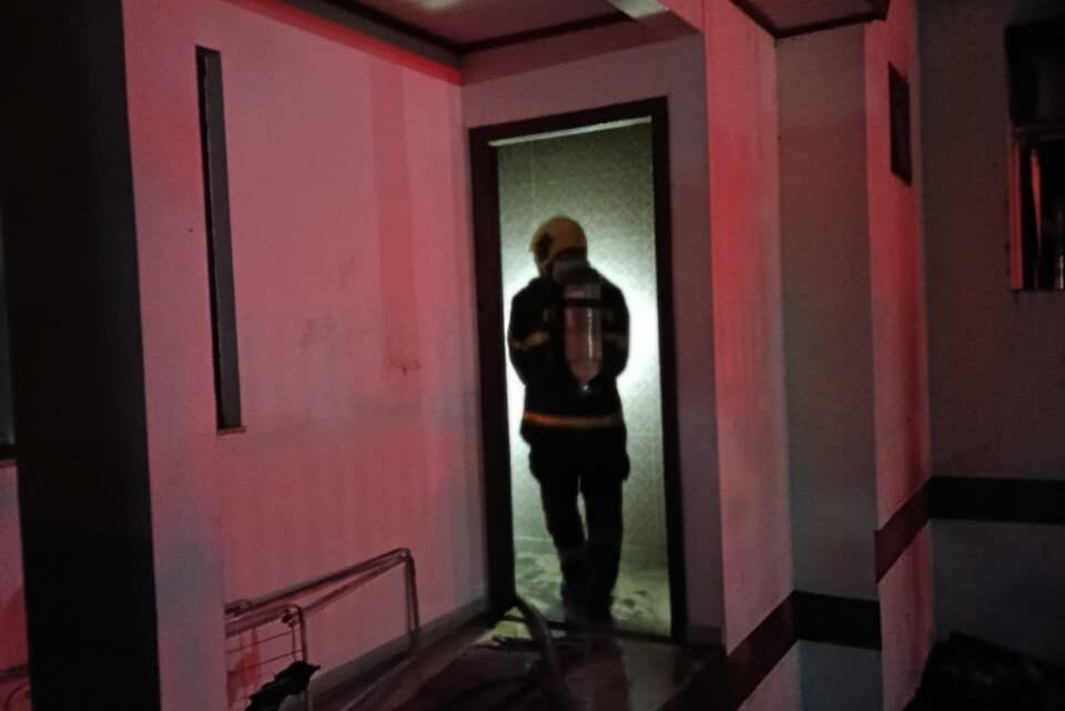 Incêndio atinge casa durante a madrugada e deixa dois feridos em Criciúma