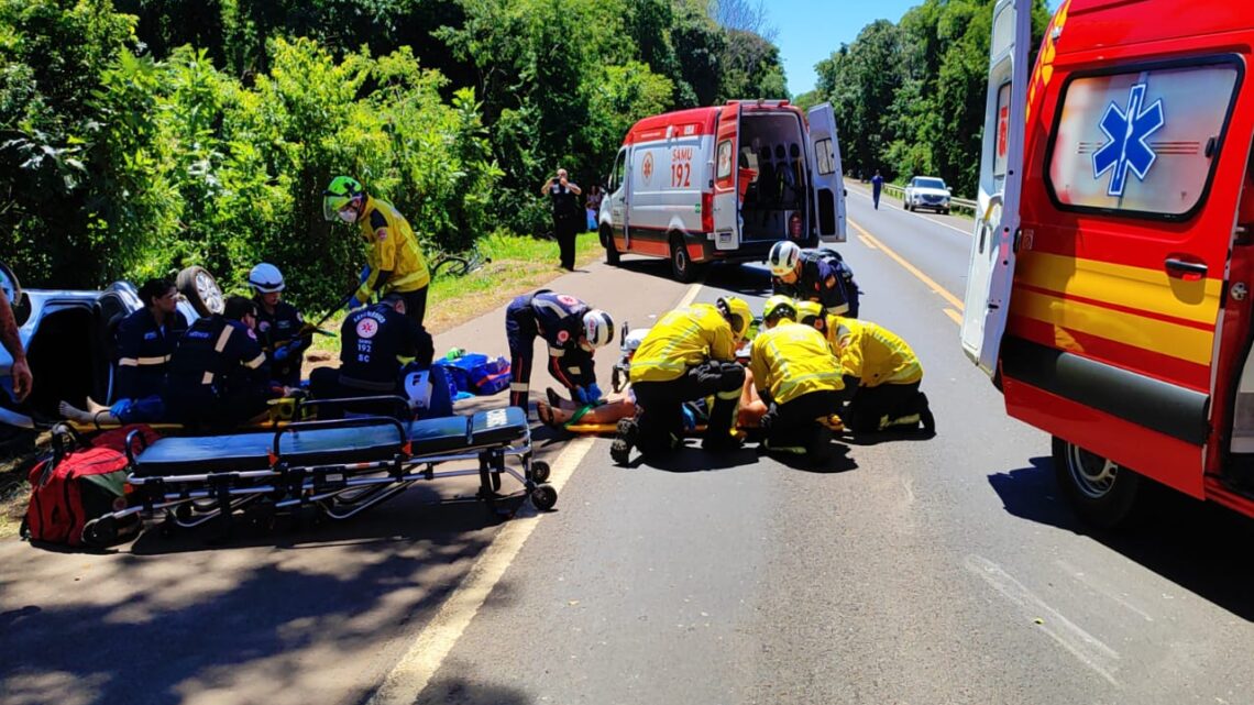Carro sai da pista, capota e bate em árvore na BR-282 em Chapecó