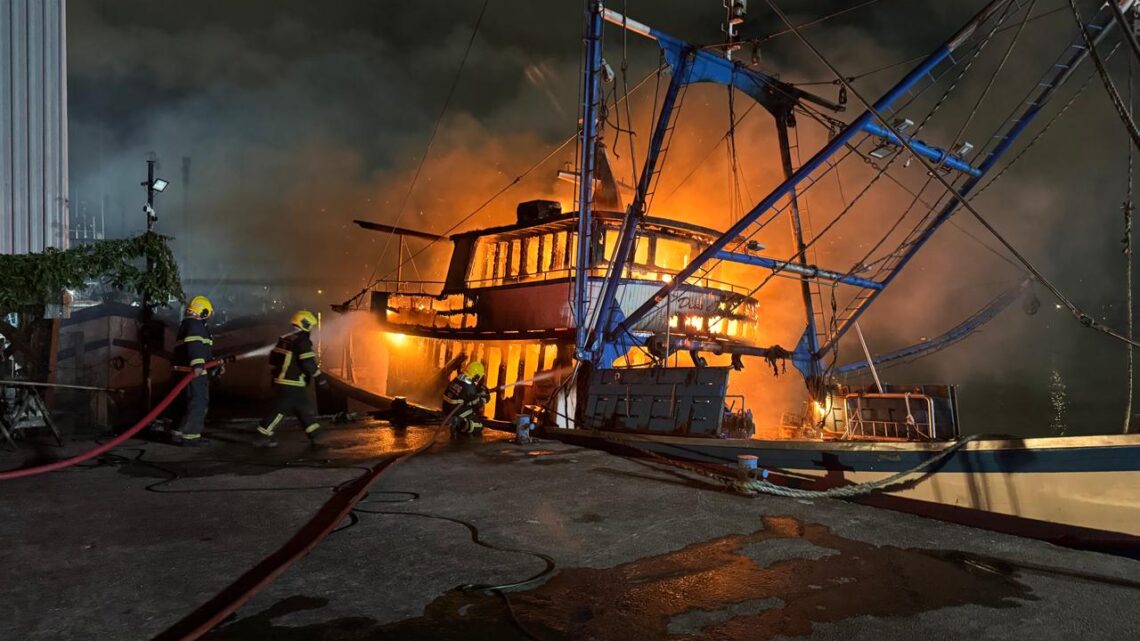 Incêndio atinge embarcação atracada em píer de Navegantes
