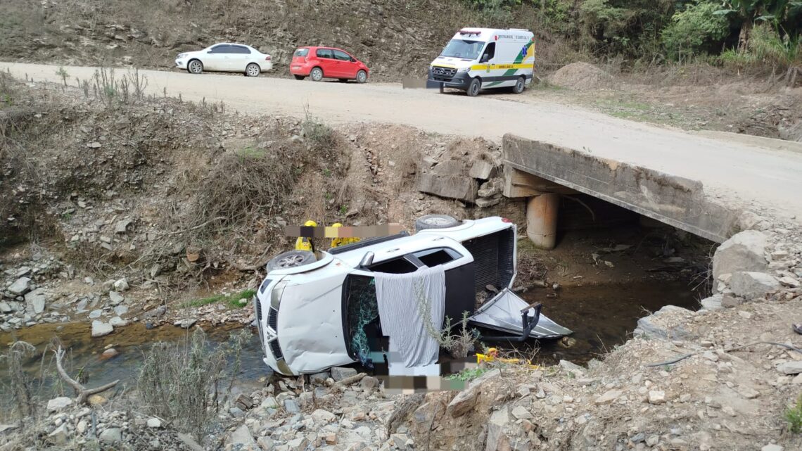 Adolescente morre após caminhonete sair da pista e cair em riacho no Alto Vale