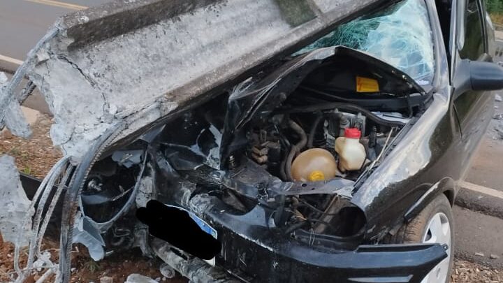 Carro sai da pista e derruba poste em Barra Grande