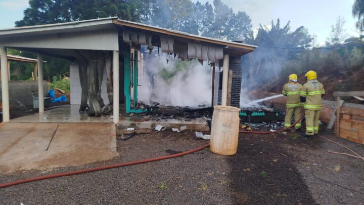 Incêndio atinge casa no bairro Cohab em Jupiá