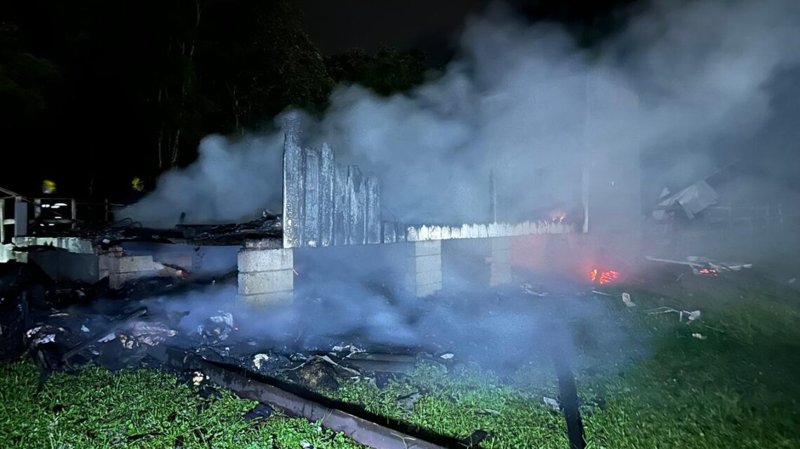 Incêndio destrói casa de madeira durante a noite em Criciúma