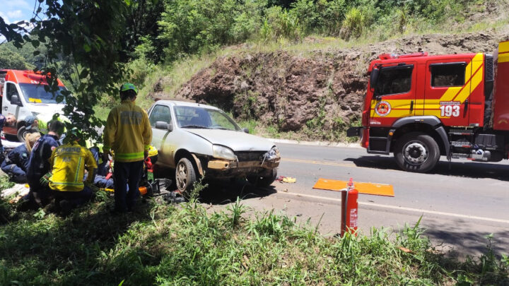 Colisão entre carro e moto deixa jovem gravemente ferido na SC-283 em Chapecó