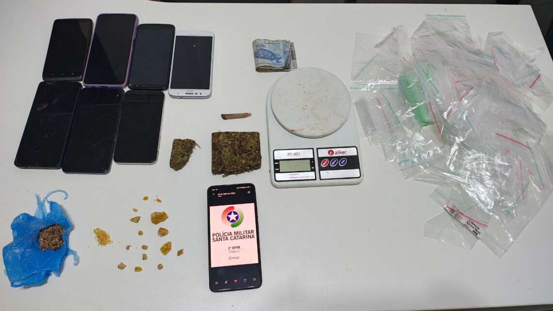 Mulher é presa por tráfico de drogas em Chapecó com criança no colo