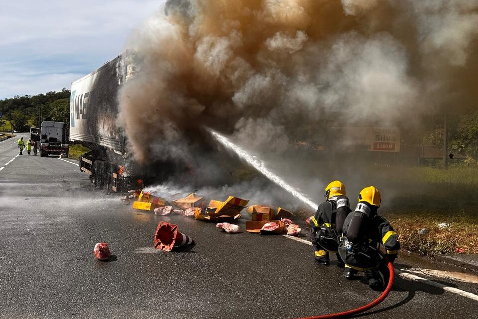 Incêndio atinge carreta carregada com carne na BR-101 em Garuva