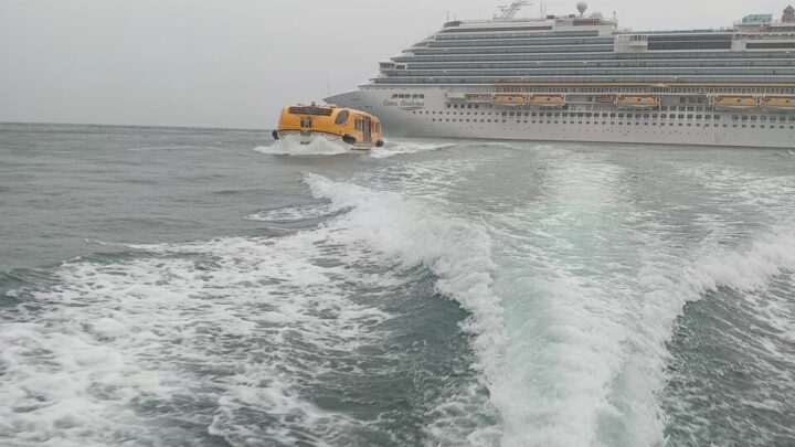 Passageira de cruzeiro com suspeita de meningite é resgatada em alto mar em Laguna