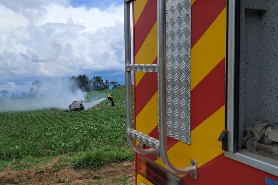 Incêndio em camionete termina com homem ferido após confusão em área rural de Papanduva