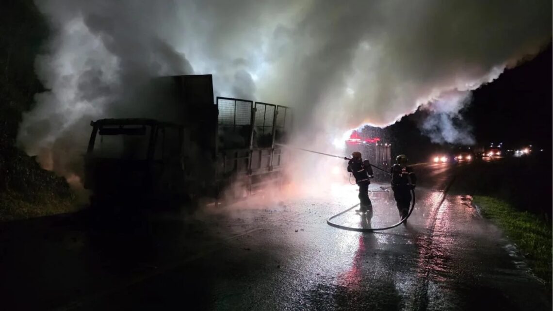 Incêndio consome caminhão carregado com recicláveis em Bocaina do Sul