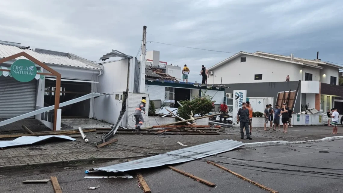 Laguna decreta situação de emergência após vendaval atingir município; veja os vídeos