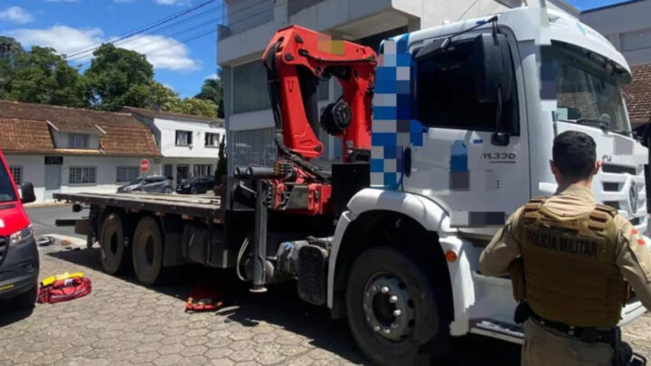 Motociclista fica sob roda de caminhão e morre em colisão violenta em SC