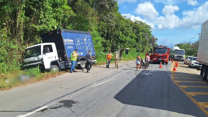Motociclista morre ao invadir pista contrária e bater contra caminhão na SC-108 em Joinville