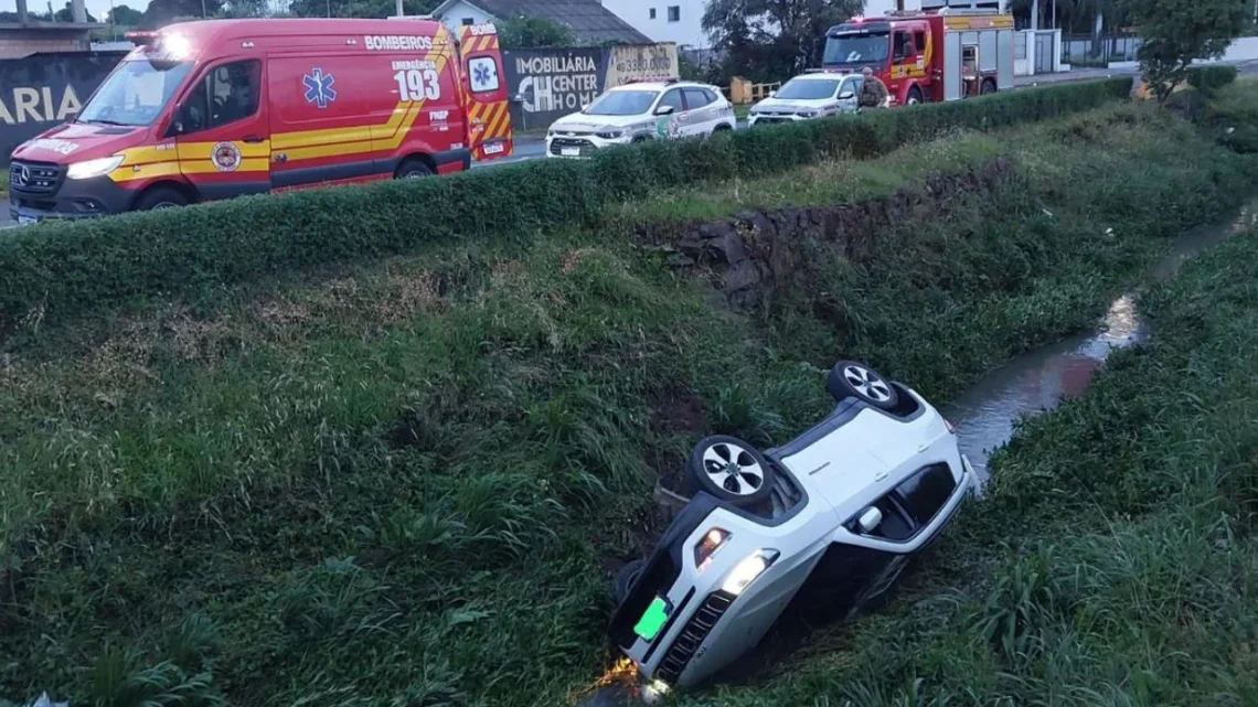Motorista de 25 anos morre após carro cair no Rio Carahá em Lages