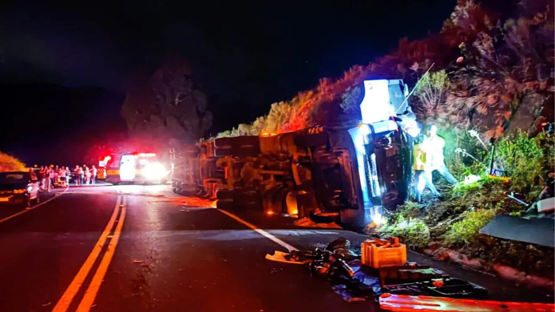 Motorista de caminhão morre após tombamento na SC-114 em São Joaquim