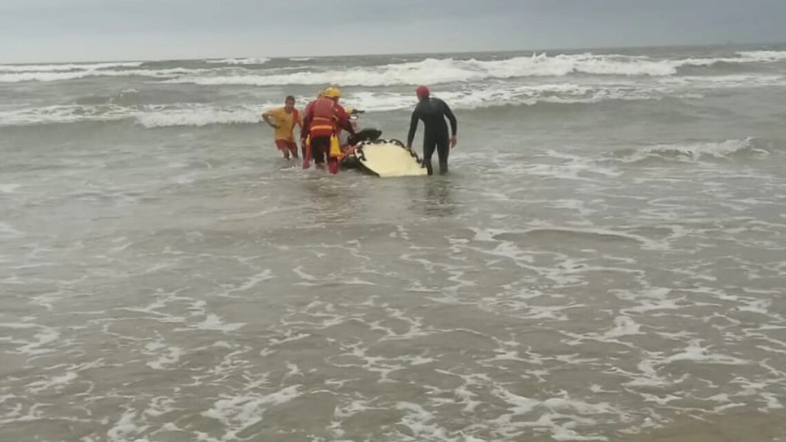 Grupo é arrastado por correnteza e jovem desaparece em praia de SC