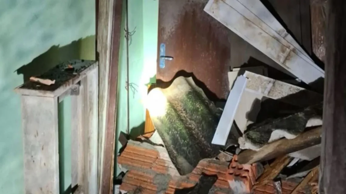 Microexplosão provoca destelhamentos e queda de postes em cidade de SC; veja o vídeo