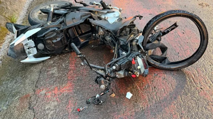 Motociclista morre após ser atingido por dois veículos em SC