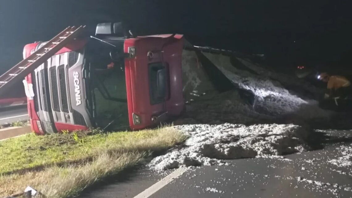 Caminhão carregado com grãos tomba na BR-158 e motorista fica ferido em SC