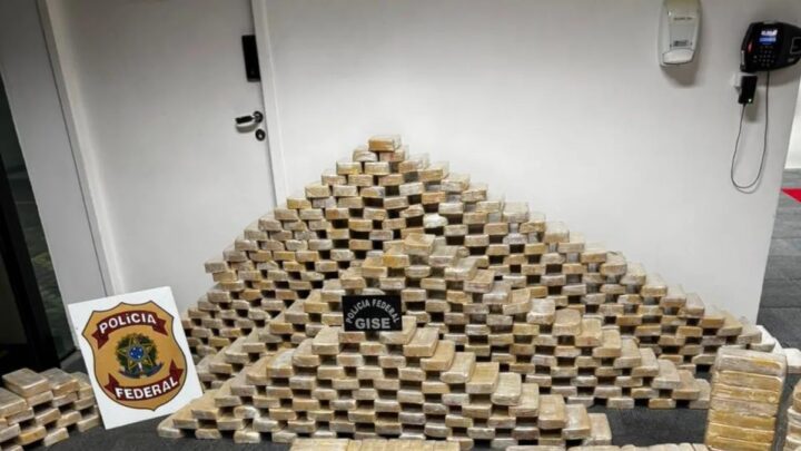 PF apreende 613 kg de cocaína em galpão usado como fachada em SC e prende dois suspeitos