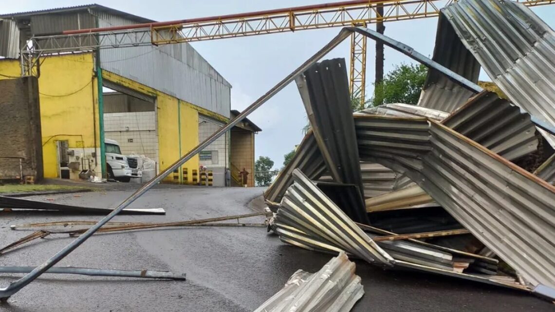 Rajadas de vento destelham parte de empresa no Oeste de SC; confira imagens