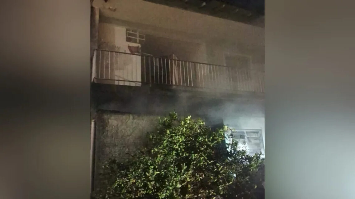 Bombeiros salvam vítima desacordada de casa em chamas em São José