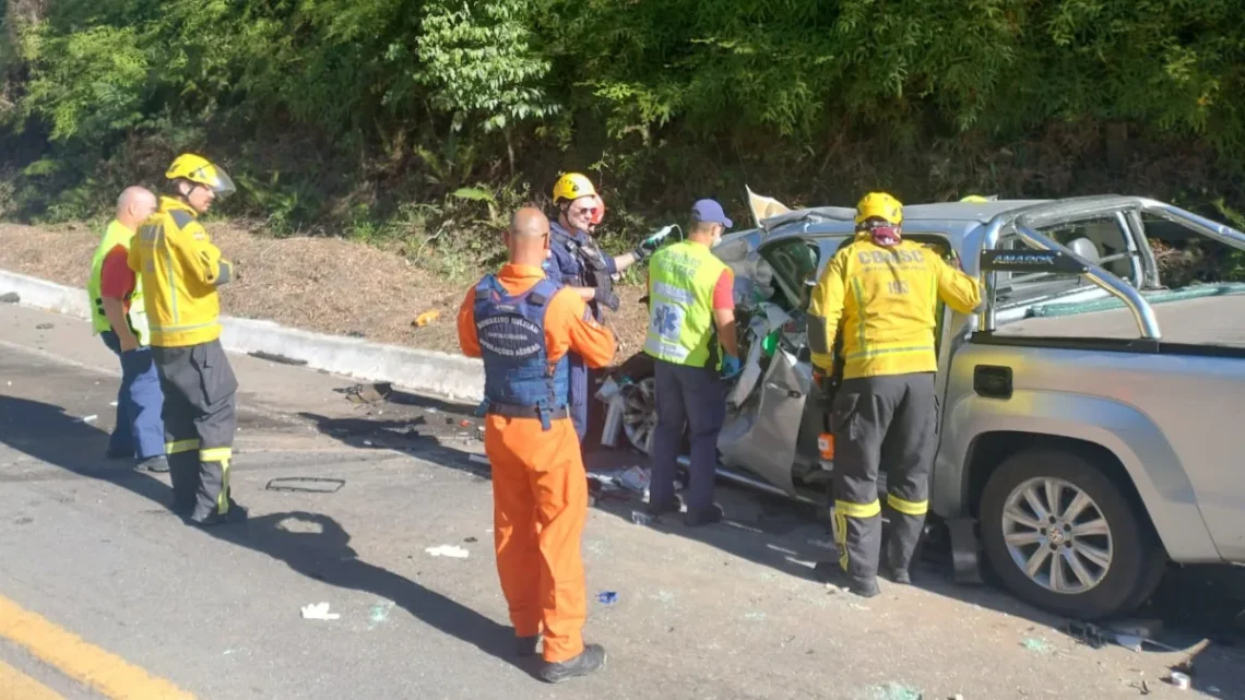 Colisão frontal entre carro e caminhão deixa homem preso às ferragens na BR-282 em SC