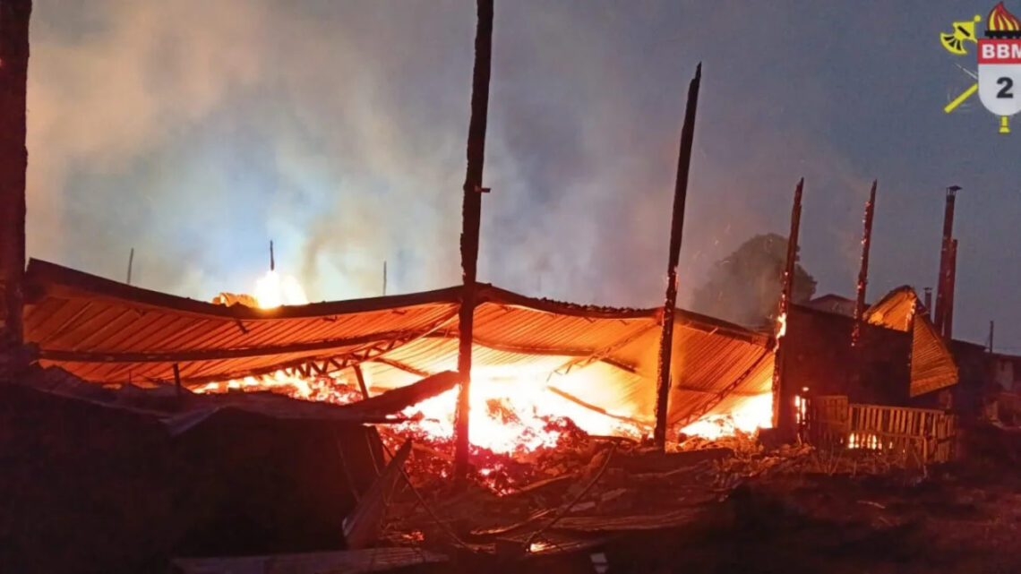 Incêndio de grandes proporções destrói fábrica de portas em Curitibanos