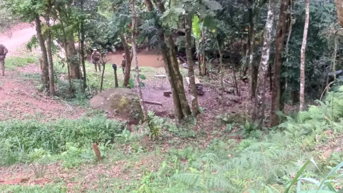 Pai morre e filho fica ferido após discussão em cachoeira de Itajaí