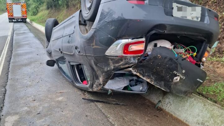 Veículo de Chapecó capota após sair da pista na BR-282 em Bom Retiro